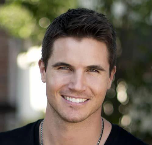 Photo of Robbie Amell